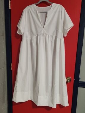 White Dress with V-Neck and Short Sleeves